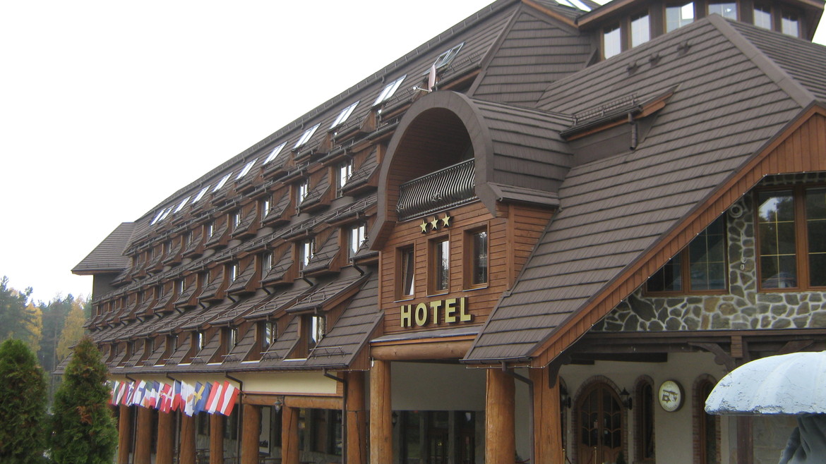 GERARD SHAKE chestnut Hotel Szymbark